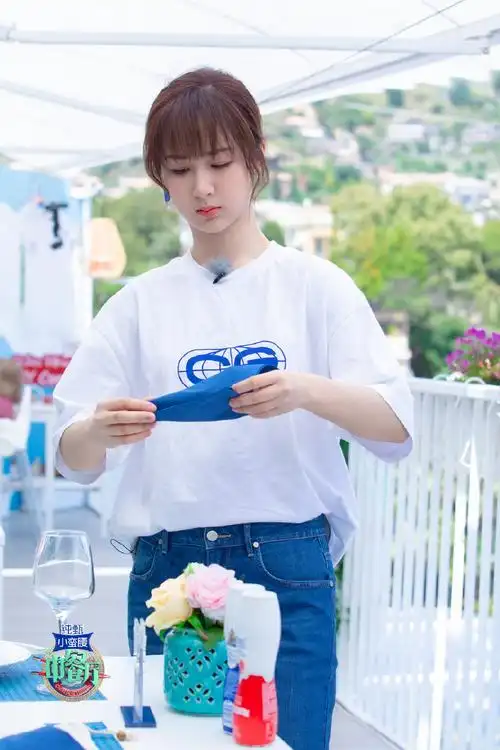 简介:杨紫《中餐厅3》第三期剧照图片,分享一组杨紫图片给大家,图中的