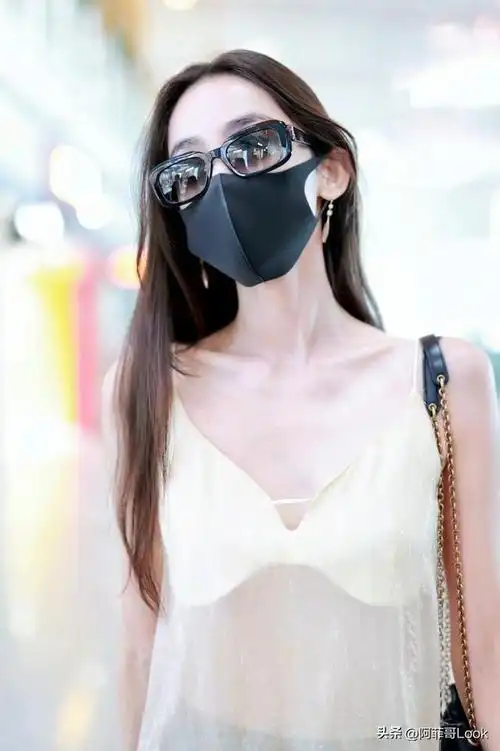 古力娜扎穿镂空纱裙走机场,证明美女确实是披麻袋都好看