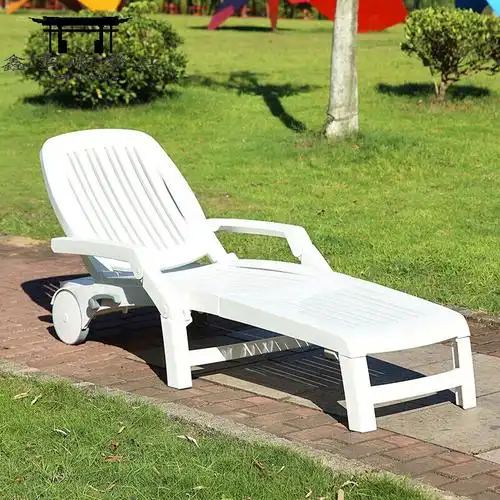 户外白色沙滩躺椅休闲加厚游泳池温泉可折叠塑料躺椅茶几配套组合 特