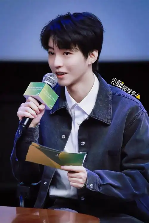 王俊凯对ai技术持保留意见##灯光是蓝绿红橙的 凯子心情是黑色的