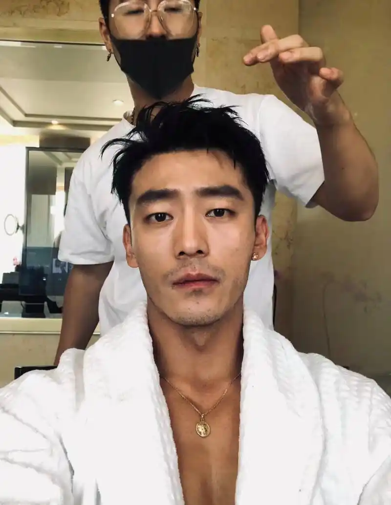 正装肌肉# 理个发换个心情换个状态#痞帅# 又是帅帅的一天#帅哥