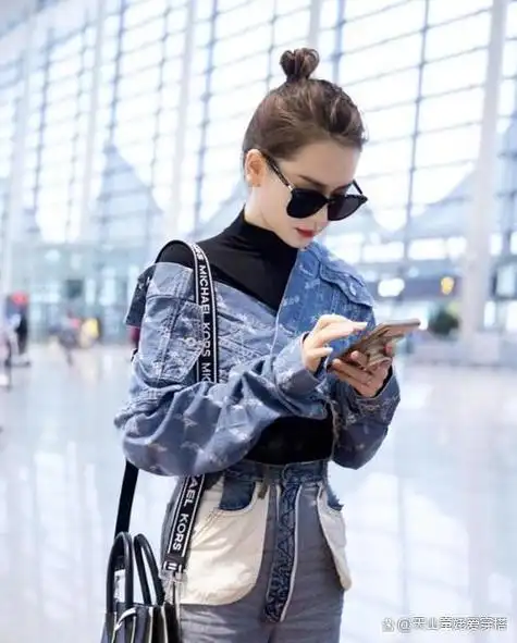 反穿牛仔裤搭配黑墨镜,戚薇女神的丸子头,网友:小姐姐