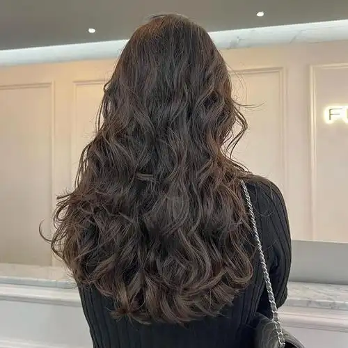 一头过肩的长发,从发尾一直烫到头顶,蓬松时尚还很修饰头型,既优雅