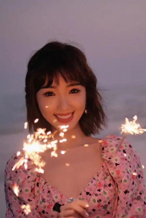 毛晓彤穿碎花短裙清纯靓丽玩烟花棒笑容甜美