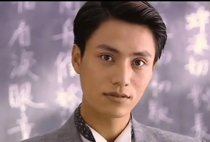 陈坤的成名之路可谓顺风顺水,早在二十年前就已经凭借《像雾像雨又像