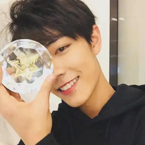 微信头像肖战自拍二