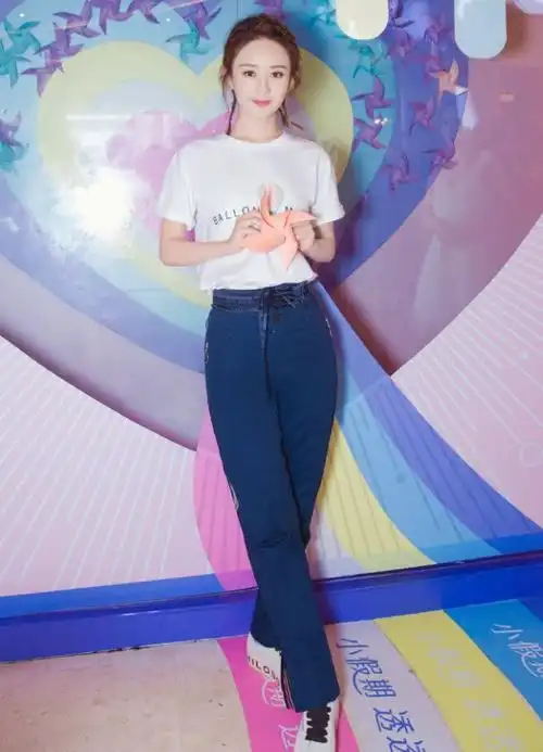 赵丽颖穿t恤搭休闲裤亮相因为穿了两个裤头成了时尚女王
