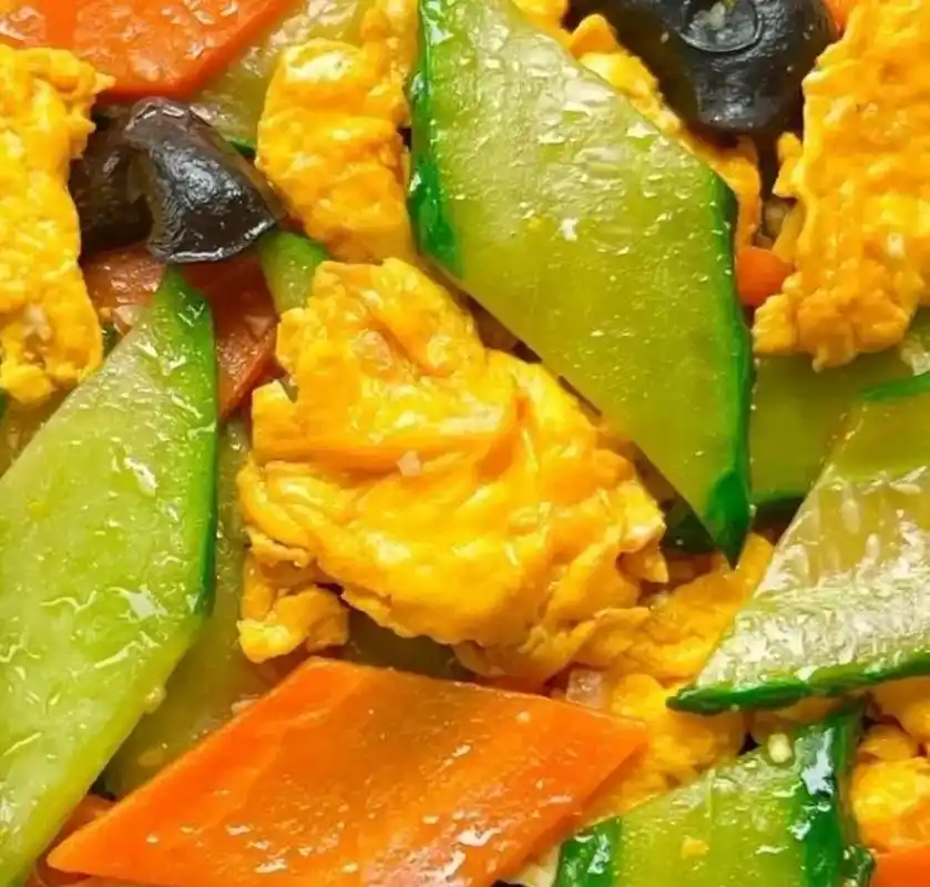 黄瓜炒鸡蛋  食材:黄瓜,胡萝卜,黑木耳,鸡蛋,蒜末.