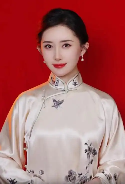 再往前大半个月,舒畅拍了一组民国风证件照,不知道是美颜滤镜太强还是