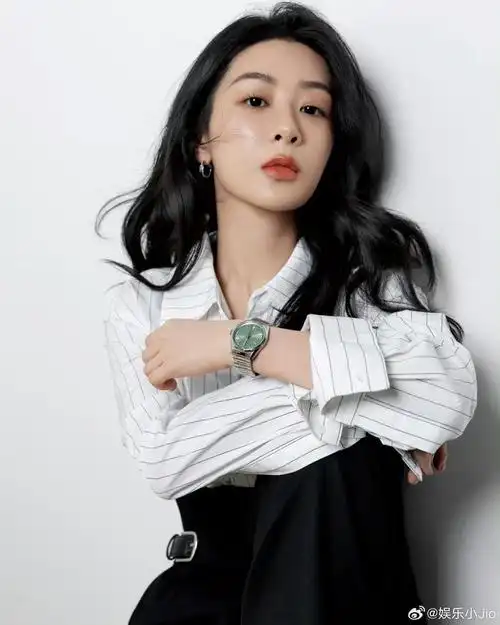 杨紫最近的妆造越来越成熟有魅力了……__财经头条