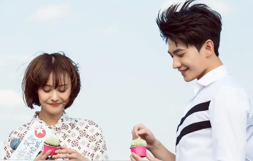 杨洋和女明星的亲密合照,第一张甜到骨子里,最后一张太般配了!