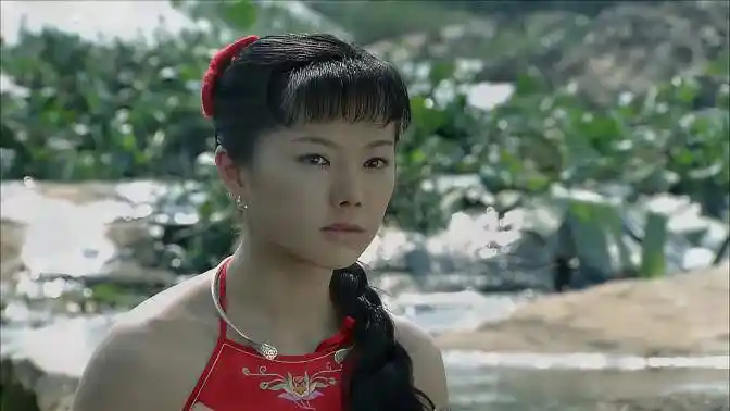 围屋里的桃花:春丫成了小木匠的女人,偷洗带血衣物,被母亲发现-影视综