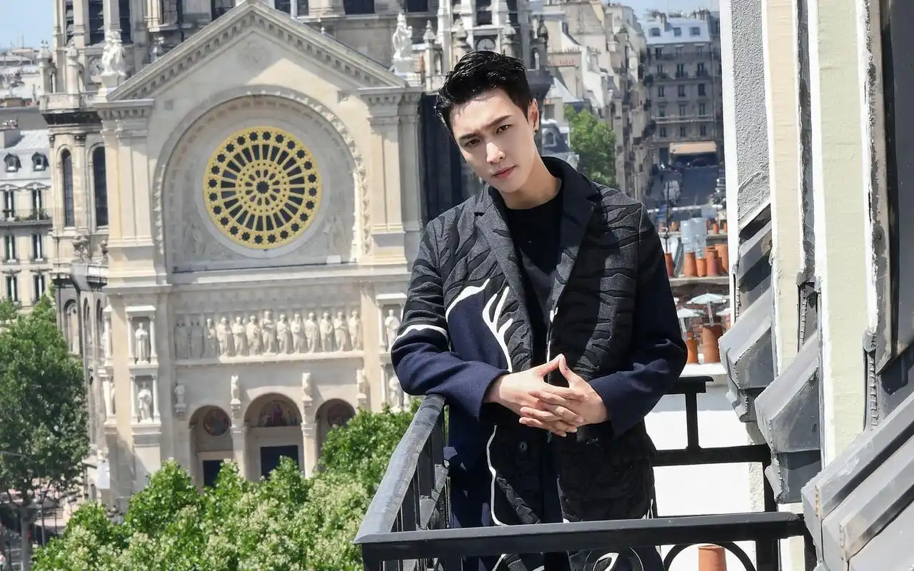 张艺兴巴黎写真帅气图片桌面壁纸