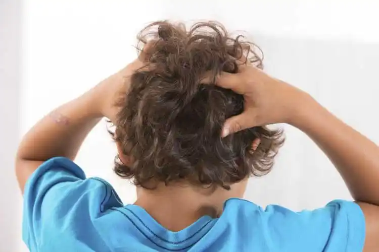 抓头发的小男孩