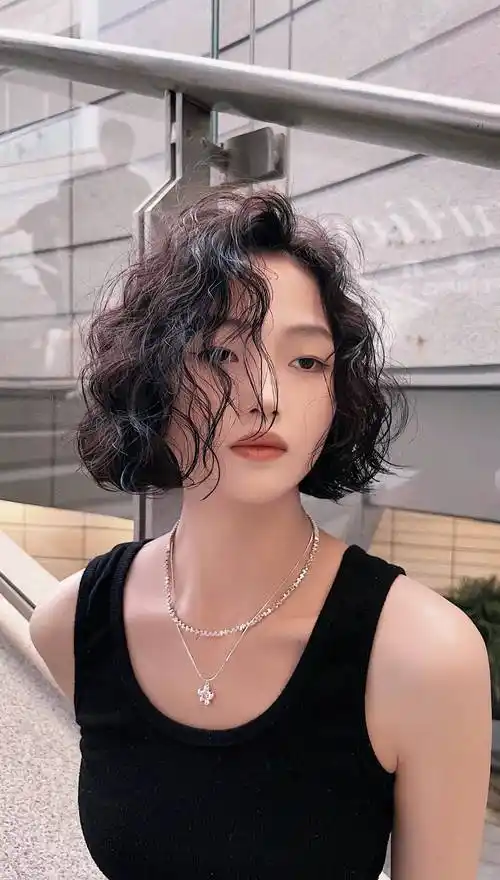 推后脖头锯齿头时尚分头烫卷波波头,好看不落伍,喜欢别错过_发型_短发