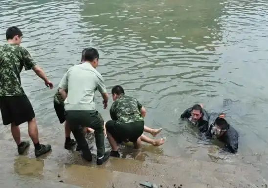 男孩图凉快下水游泳被淹死,大家怀疑水里有东西,抽干水都愣住了