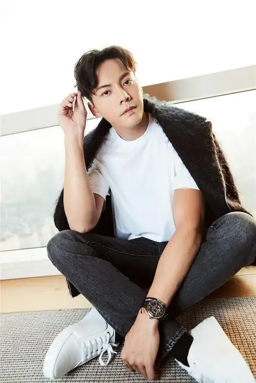 陈伟霆极简黑白 复古现代玩酷混搭 | 欧洲头条-新闻速递