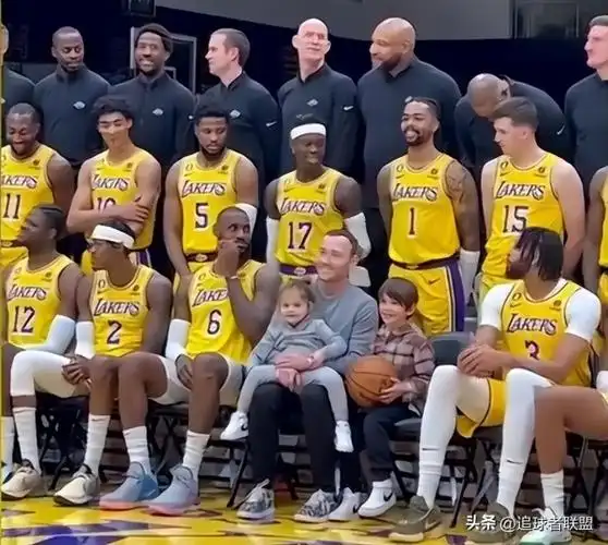 湖人官方晒拍全家福大合影花絮照,詹皇c位领衔施罗德开怀大笑,浓眉强