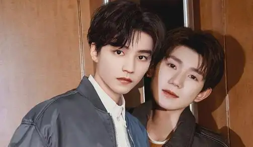 王源手疼让王俊凯喂饭,两人却用同一副筷子,当众间接接吻?