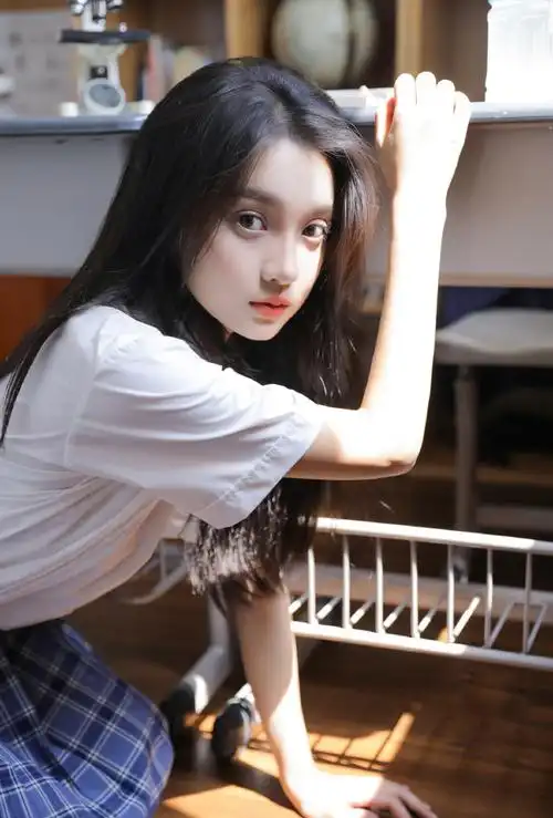 高颜值美女校花校园制服写真图片