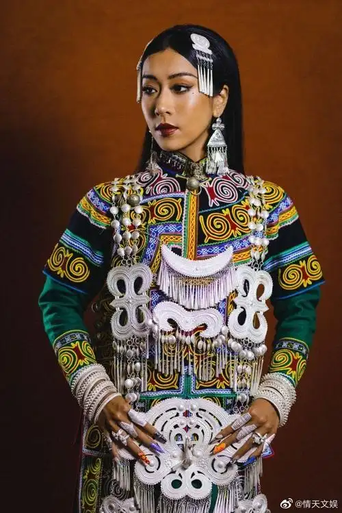 吉克隽逸彝族证件照