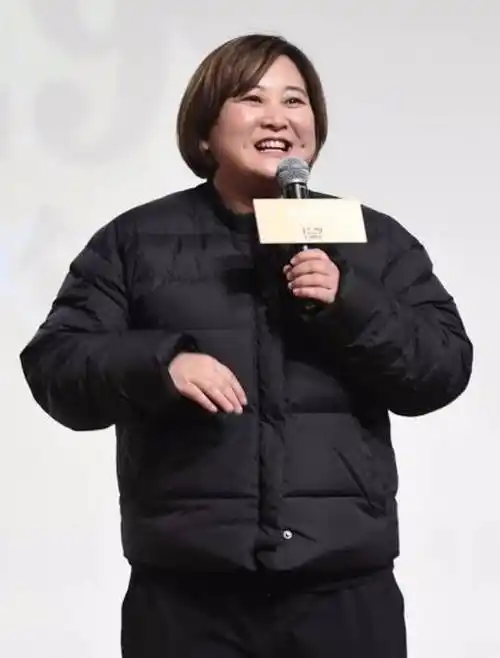 贾玲瘦了大变样,清纯旧照像邻家妹妹,如今脸油腻老太快!