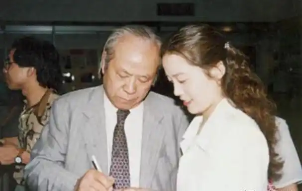 甚至可以说,周而复当时所拍摄的那些照片,无疑成为了他刻意保留的珍贵