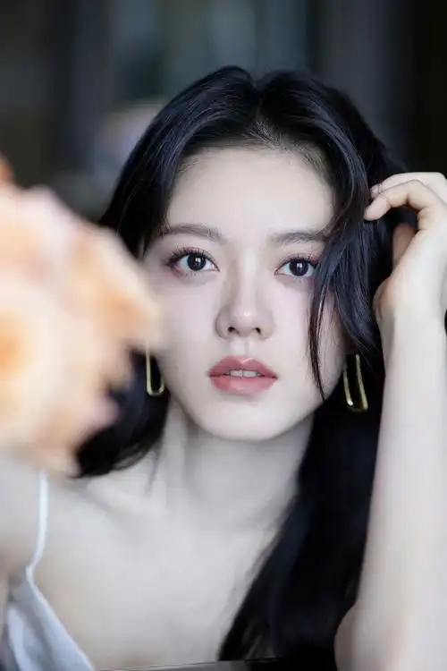 赵今麦今日活动路透白色露腰套装长发造型好美的麦麦