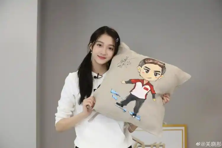 关晓彤为啥不喜欢戴眼镜?当看到她戴眼镜后,才知道什么是御姐范