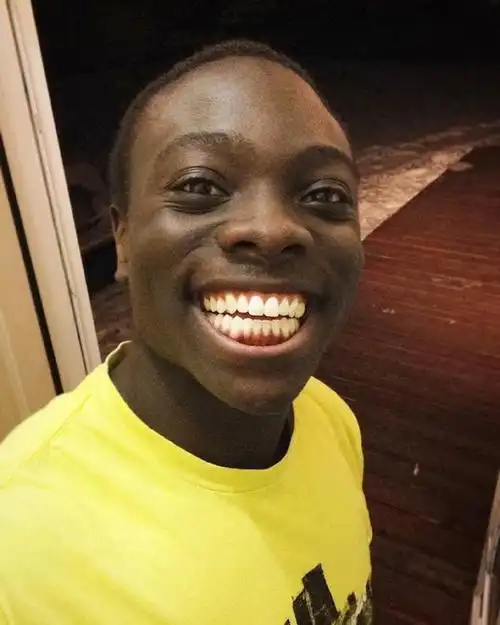 一位黑人小哥每天在ns上分享自己的笑容,希望能给他人带来快乐