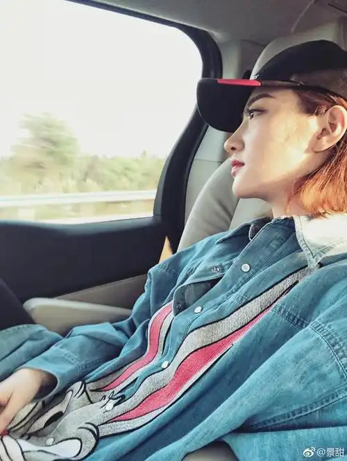 景甜晒美照上演侧颜杀皮肤白皙漂亮迷人