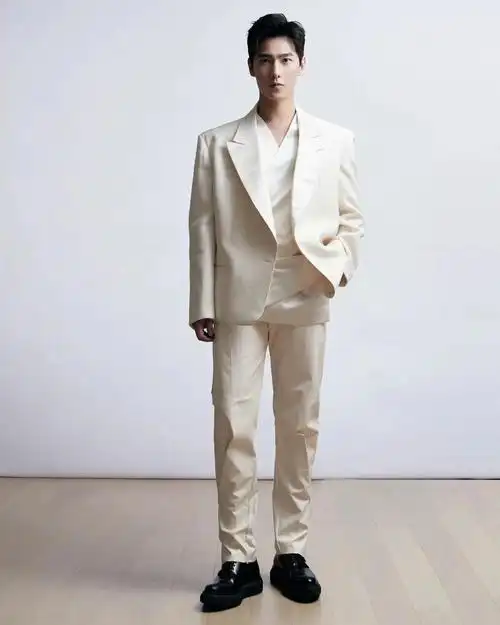 头大肩窄小短腿双下巴赘肉没修图的男明星身材真是没眼看