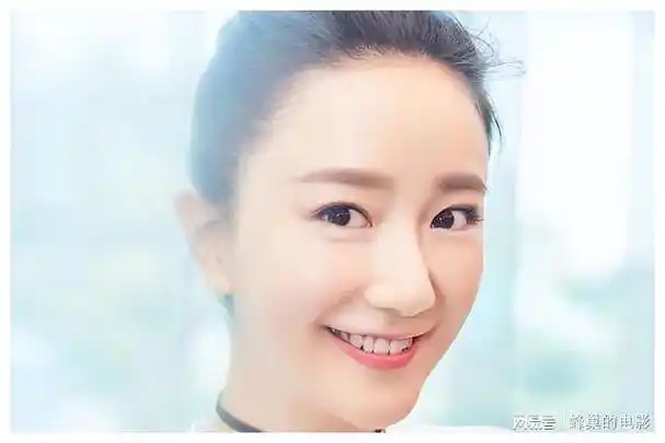 她是黄轩前女友,为救患癌父亲当演员,现在40岁点痣后认不出