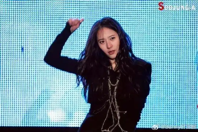 郑秀晶16岁舞台照 好美好嫩|郑秀晶_新浪新闻