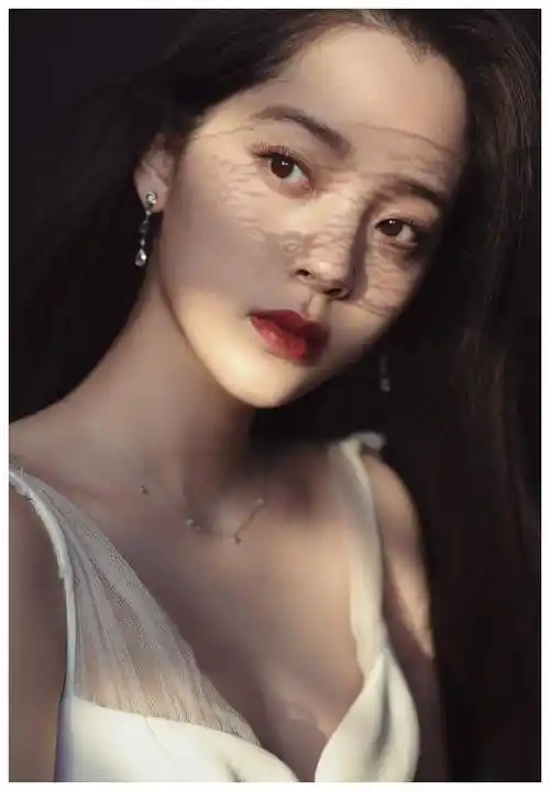 原创19岁欧阳娜娜好丰满穿薄纱吊带鱼尾裙s形曲线身材抢镜