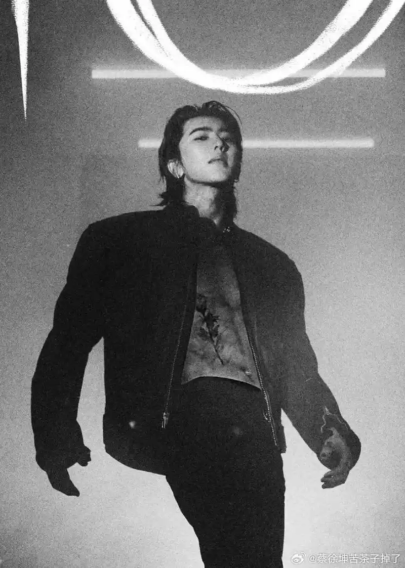 蔡徐坤 腹肌玫瑰花宽肩细腰要我命吗宝贝一出现就三个热搜不 - 抖音