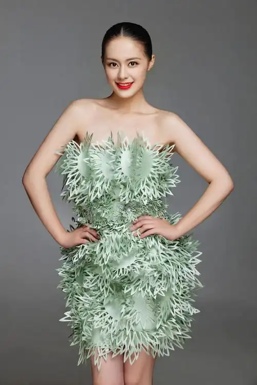 王力可绿华服彰显别样风情