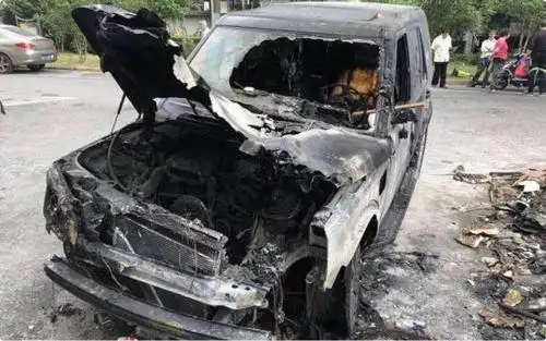 占用他人车位的下场音乐老师将路虎发现4烧成了一个空壳子