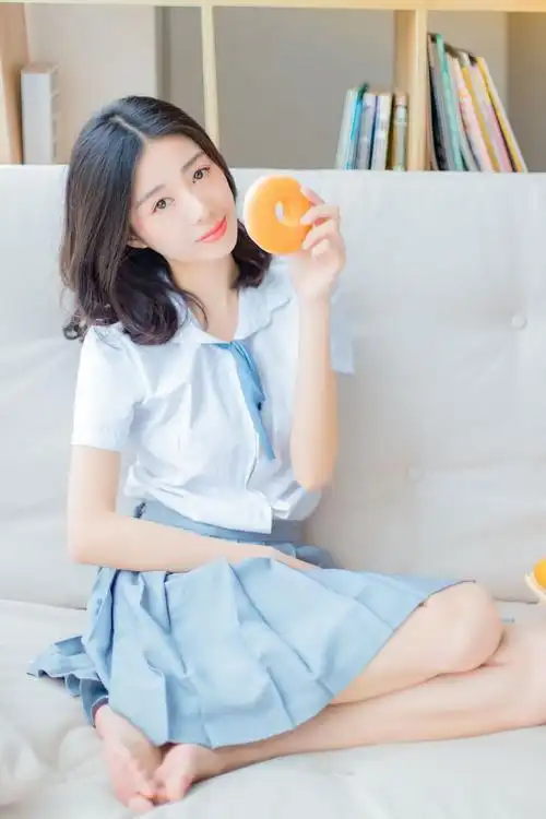 纯洁校花蓝色制服短裙,裸足美腿,火辣身材,太性感了