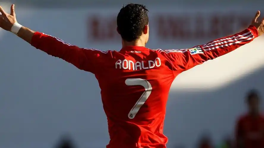 帅哥足球明星罗纳尔多球场写真桌面壁纸