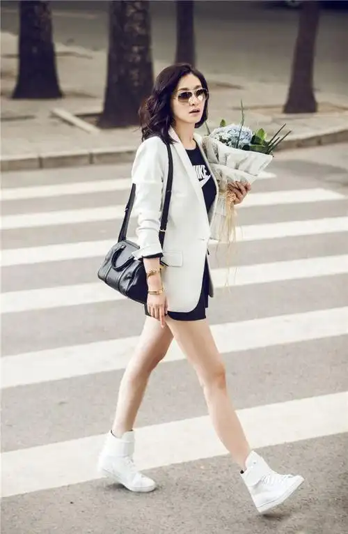 时尚女王李小冉身高168cm身材高挑外形甜美美腿有气质