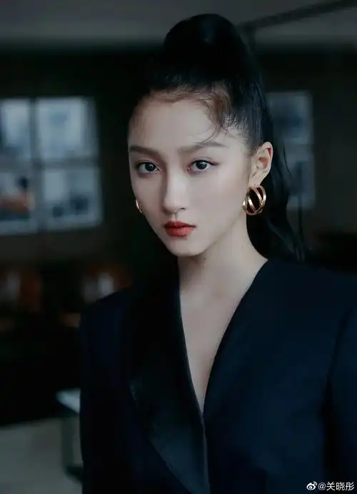 女明星关晓彤英姿飒爽霸气写真