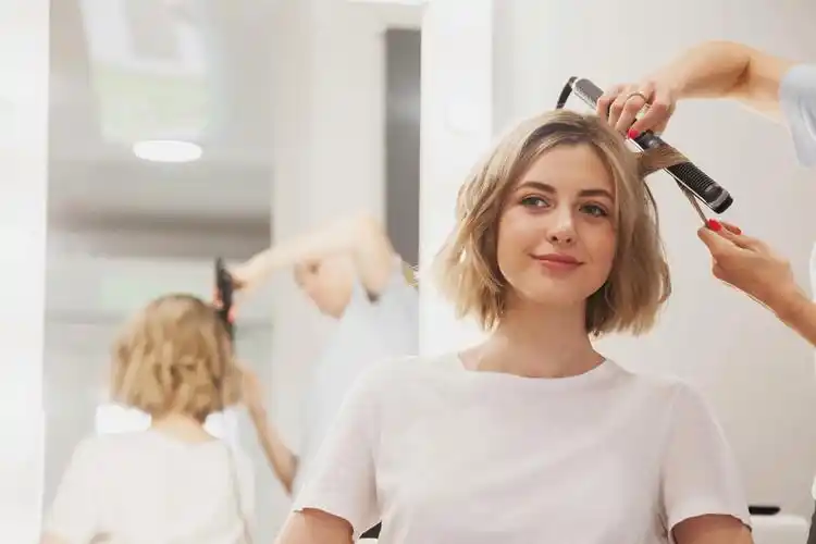 美丽的棕发女人女生头发长头发美女美容美发理发店美女长发剪刀美容