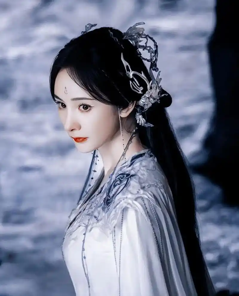 杨幂 这姐的古装从没失手过好嘛!吹爆杨姐的颜!#向全世界安 - 抖音