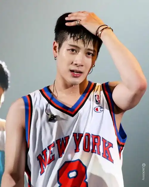 王嘉尔以前胖的时期.