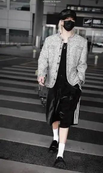 每一次亮相,蔡徐坤总能将小香风演绎得淋漓尽致,从头到脚的配搭无一不