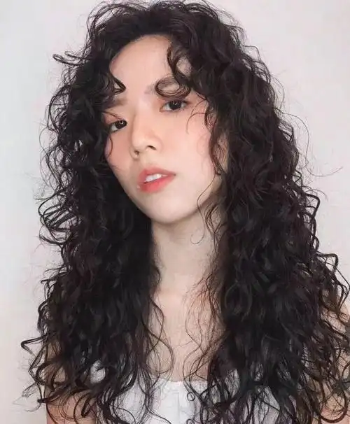 今年流行的筷子烫发型适合脸大的女生