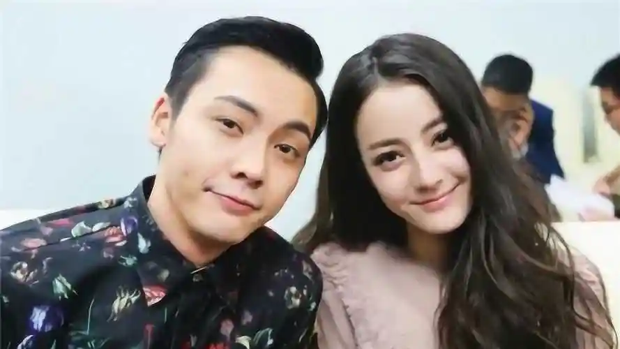 陈伟霆新恋情被曝光带女友去录音棚网友给自己炒作