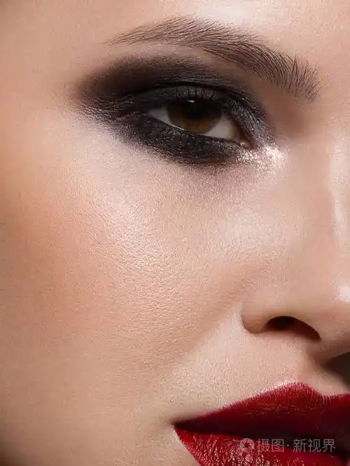 一个女人的面部美的特写,用晚妆强调她富有表情的面部特征.烟熏的眼睛