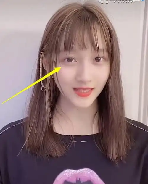 关晓彤素颜直播,美颜开10级黑眼圈还这么明显,几天没睡了?